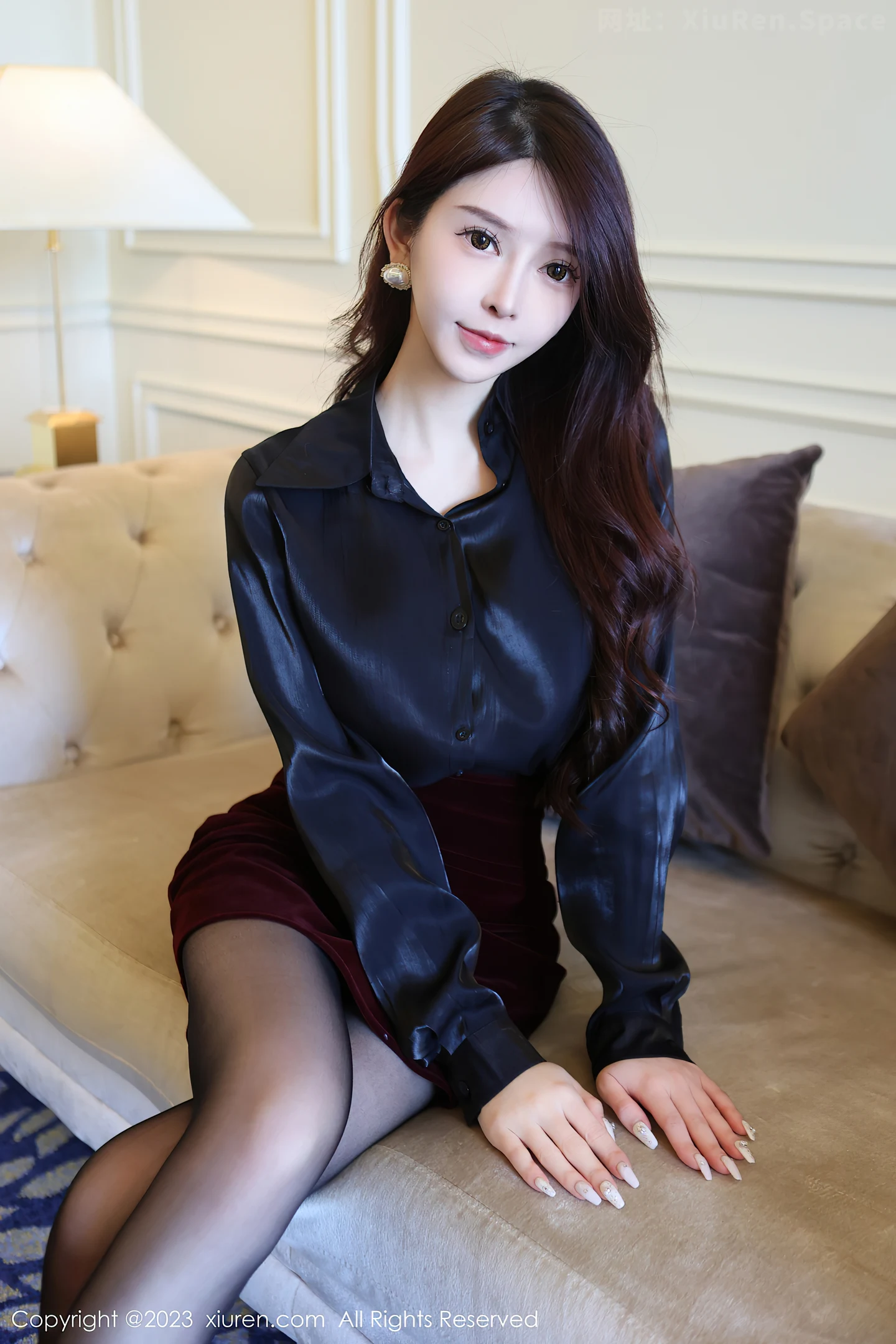 图片[4]-[XiuRen秀人网]2023.04.13 NO.6569 都市丽人 玉兔miki 红色短裙与蕾丝内衣加黑丝美腿性感私房写真集-秀人网官方网站